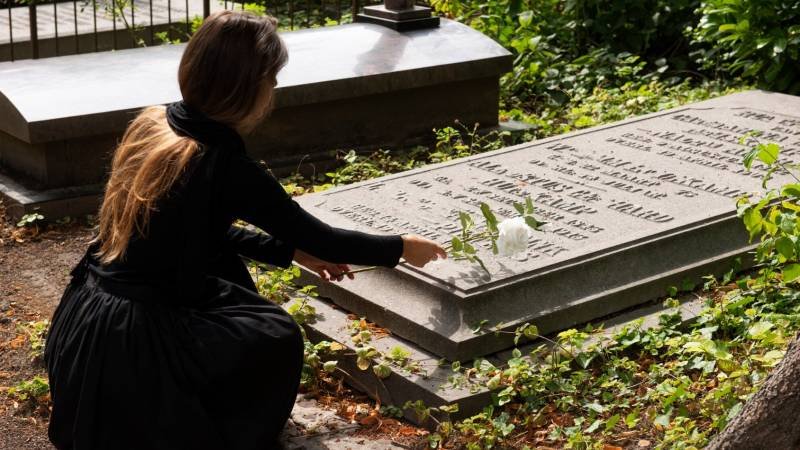 How to Choose a Meaningful Headstone for a Loved One 